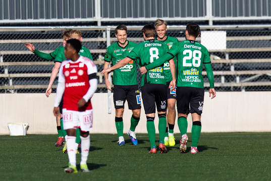 Varbergs Gustav Broman gör 1-2 och gratuleras av