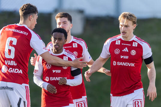 Sandvikens IFs Christian Wagner jublar med lagkamrater