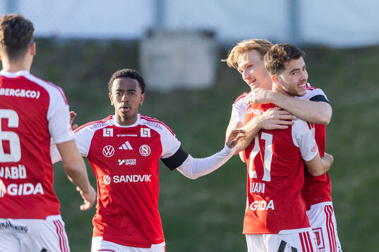 Sandvikens IFs Christian Wagner jublar med lagkamrater