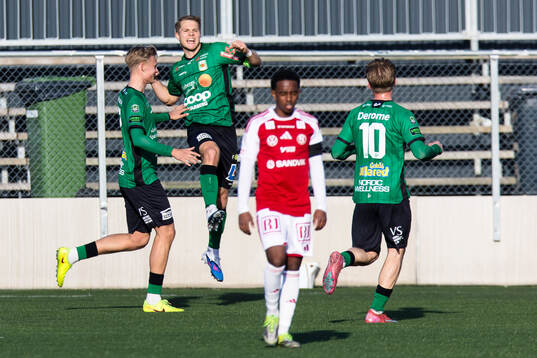 Varbergs Gustav Broman gör 1-2 och jublar med lagkamrater