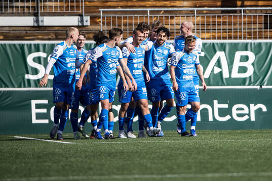 Oddevolds Jesper Merbom Adolfsson jublar med lagkamrater