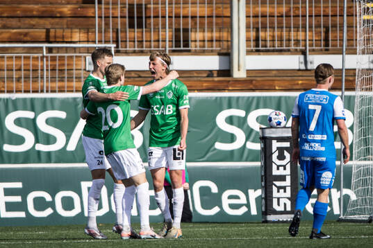 Brages Albin Sporrong jublar med lagkamrater