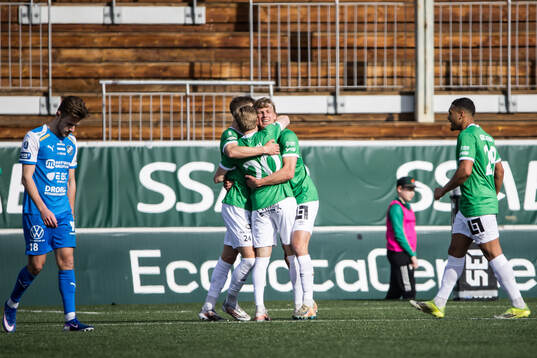 Brages Albin Sporrong jublar med lagkamrater