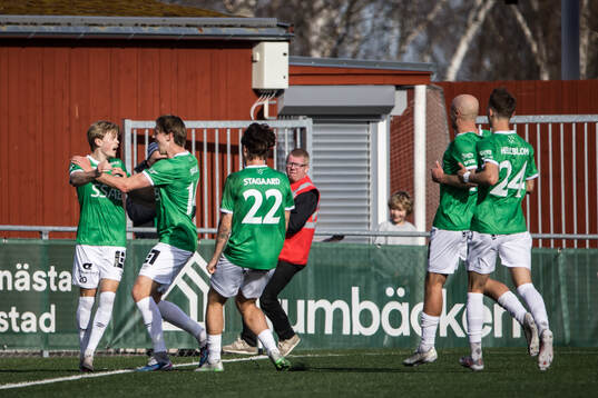 Brages Gustav Nordh jublar med lagkamrater