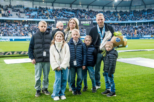 Malmö FFs Oskar Lewicki med familj när han tackas av