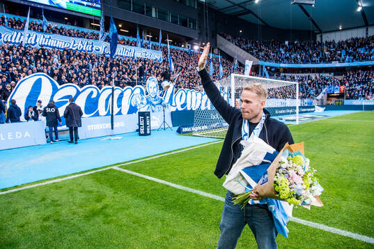 Malmö FFs Oskar Lewicki tackas av