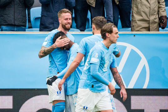 Malmö FFs Pontus Jansson jublar med lagkamrater