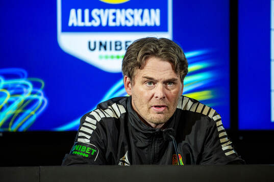 GAIS tränare Fredrik Holmberg på en presskonferens