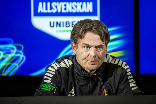 GAIS tränare Fredrik Holmberg på en presskonferens