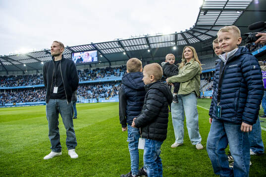 Malmö FF tackar av Oscar Lewicki, här med familj