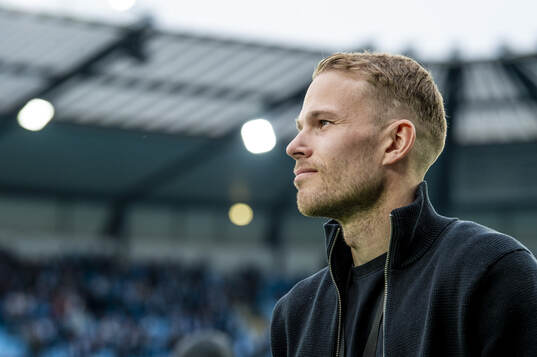 Malmö FFs Oscar Lewicki tackas av