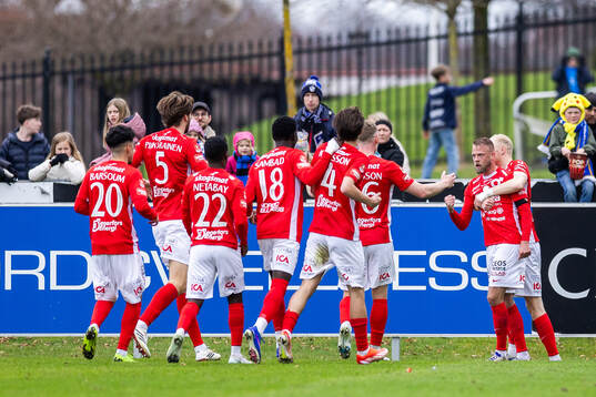 Degerfors Daniel Sundgren jublar med lagkamrater