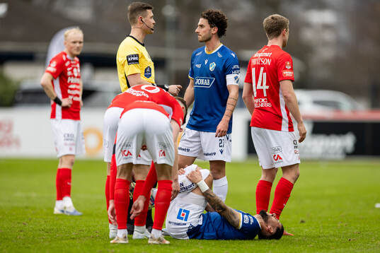 Halmstads Rocco Ascone och Domare Erik Mattsson