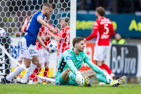 Halmstads målvakt Tim Rönning deppar