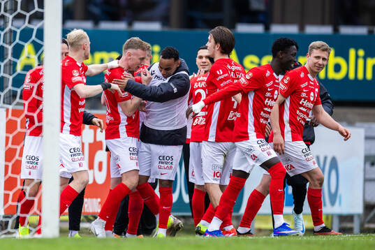 Degerfors Sebastian Ohlsson jublar med lagkamrater