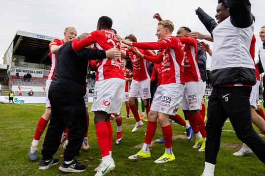 Degerfors spelare jublar
