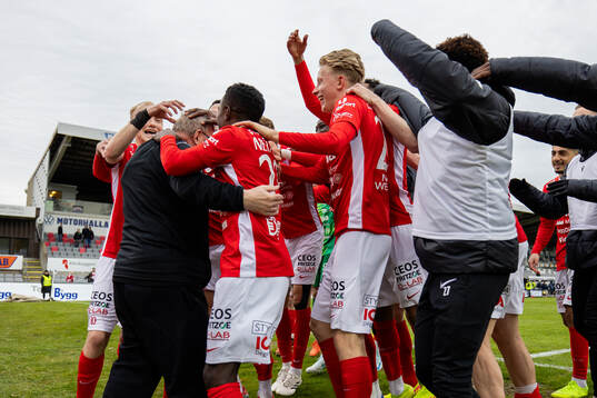 Degerfors spelare jublar
