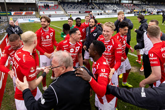 Degerfors spelare jublar