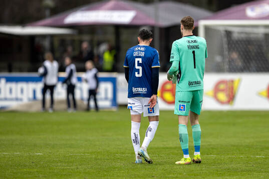 Halmstads Pascal Gregor och målvakt Tim Rönning deppar