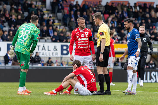 Degerfors Daniel Sundgren och Domare Erik Mattsson