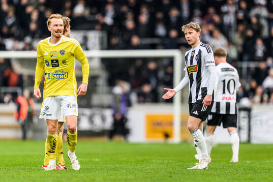 Falkenbergs Linus Borgström jublar och Landskronas Adam