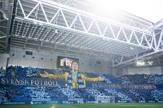 Djurgårdens supportrar med ett tifo tillägnat sportchef