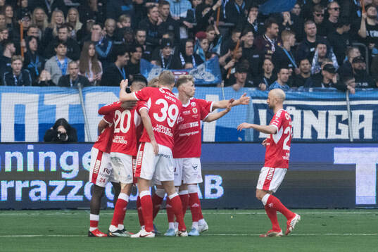 Kalmars Achraf Dari jublar med lagkamrater