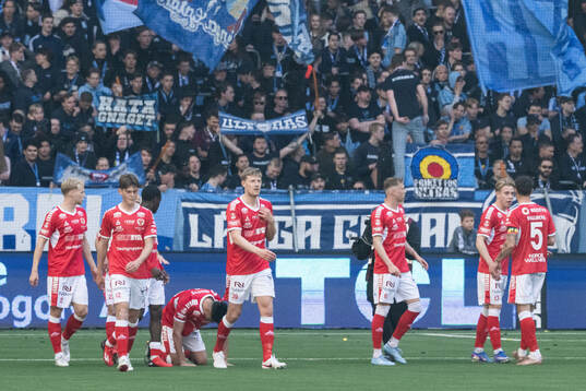 Kalmars Achraf Dari jublar med lagkamrater