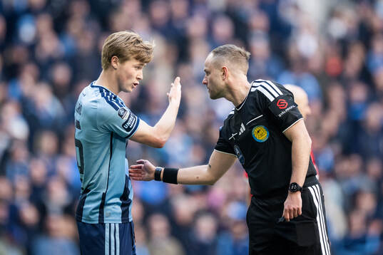 Djurgårdens Bo Hegland i diskussion med domare Richard