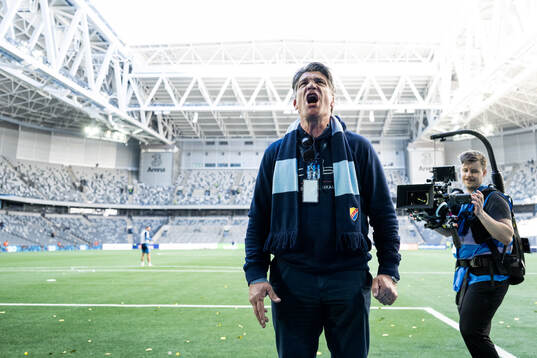 Djurgårdens avgående sportchef Bosse Andersson jublar