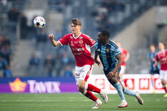 Kalmars Zakarias Råvik och Djurgårdens Joel Asoro