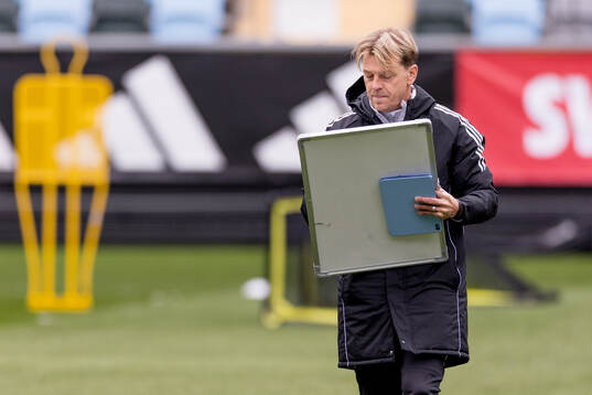 Head coach Tony Gustavsson  of Sweden at a training session