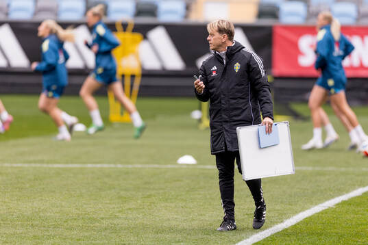 Head coach Tony Gustavsson  of Sweden at a training session