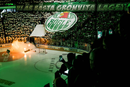 Rögles supportrar med ett tifo