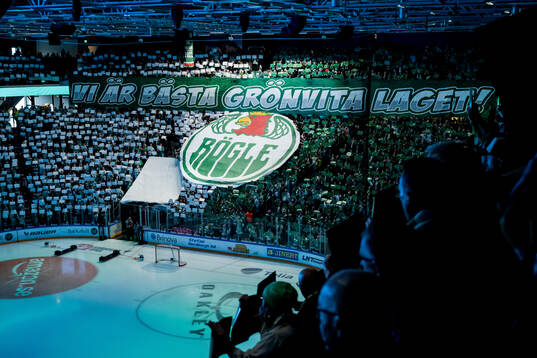 Rögles supportrar med ett tifo