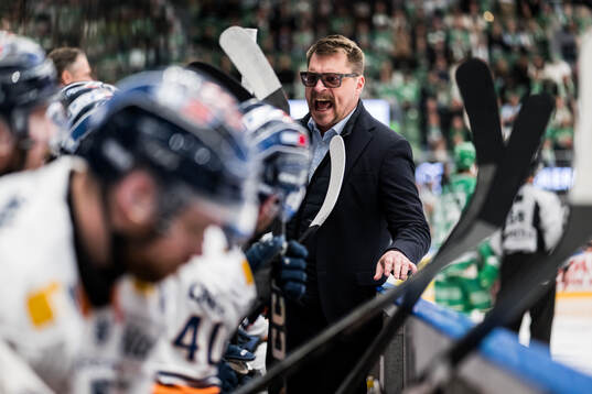Växjös tränare Björn Hellkvist reagerar