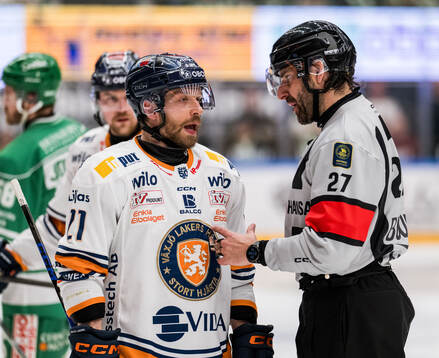 Växjös Brian Cooper i samtal med domaren och