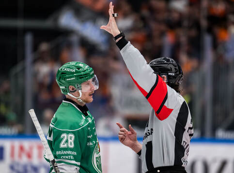 Rögles Anton Bengtsson i samtal med domaren