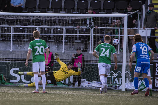 3-4 bakom Brages målvakt Viktor Frodig