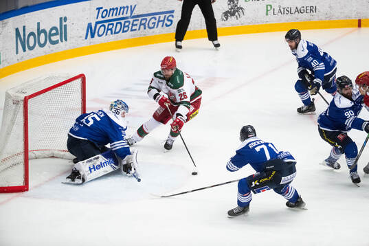 Karlskogas målvakt Lars Volden och Modos Emil Larsson