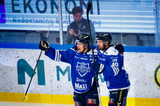 Karlskogas Simen Andre Edvardsen jublar vid 1-1 med Kalle