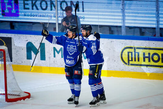 Karlskogas Simen Andre Edvardsen jublar vid 1-1 med Kalle