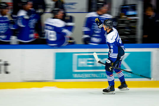 Karlskogas Simen Andre Edvardsen jublar vid 1-1