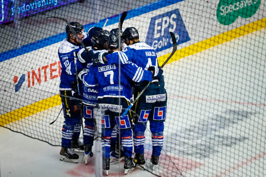 Jubel vid Karlskogas 2-1 mål av Oliver Eklind