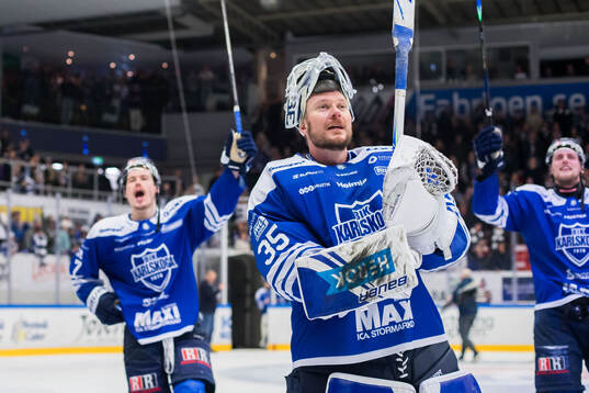 Karlskogas målvakt Lars Volden jublar