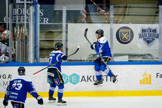 Karlskogas Hampus Plato gör 3-1 och jublar med Åke