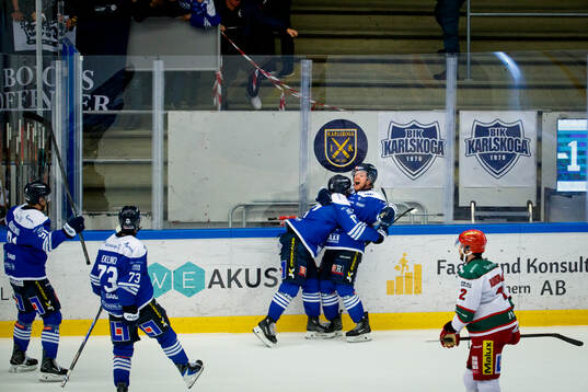 Karlskogas Hampus Plato gör 3-1 och jublar med Åke
