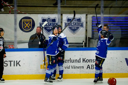 Karlskogas Oliver Eklind gör 4-1 och jublar
