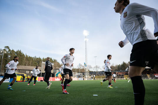 Brommapojkarnas spelare värmer upp