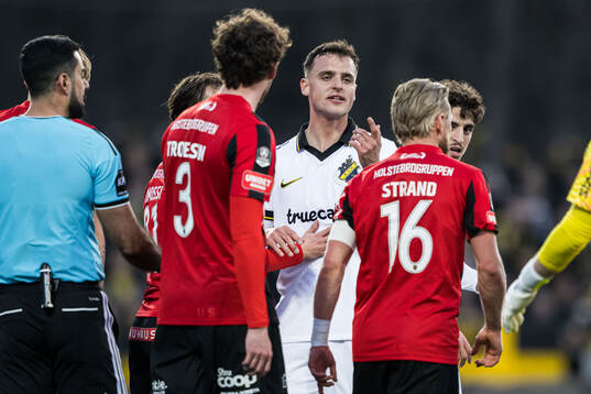 AIKs Áron Csongvai och Brommapojkarnas Simon Strand